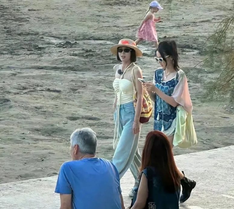 微醺跳舞放飞自我 秦岚被网赞可爱 