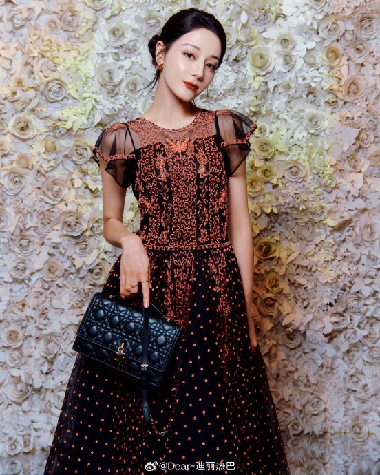 微醺跳舞放飞自我 秦岚被网赞可爱 