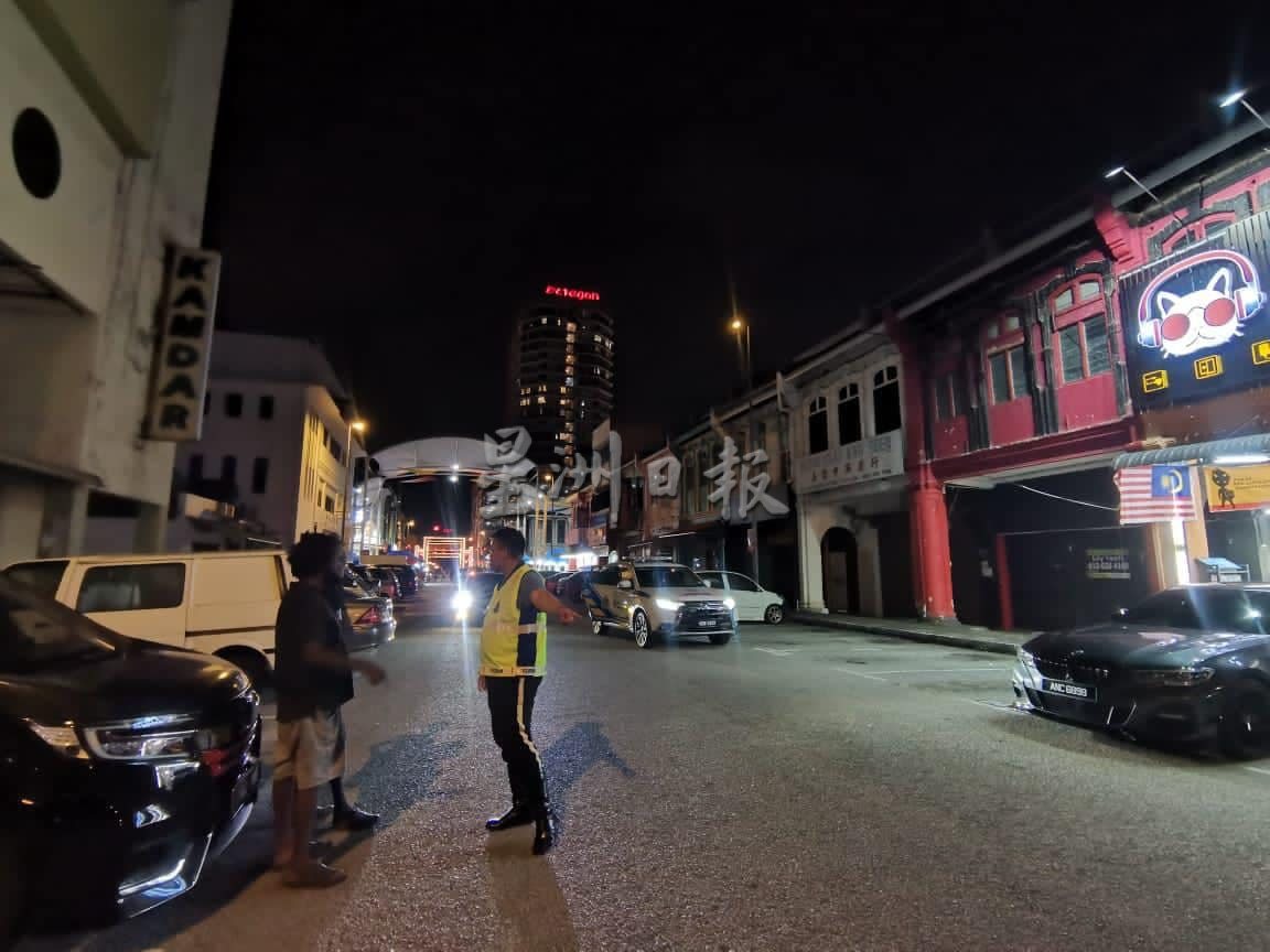 怡警展开特别行动 捉非法看车