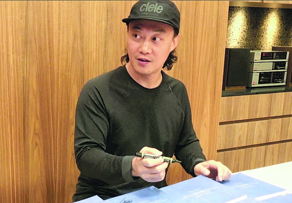 把电话号码写专辑上  陈奕迅哽咽求拍照