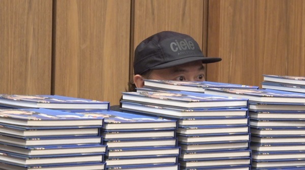 把电话号码写专辑上  陈奕迅哽咽求拍照