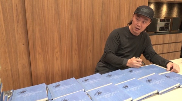 把电话号码写专辑上  陈奕迅哽咽求拍照