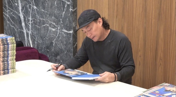 把电话号码写专辑上  陈奕迅哽咽求拍照