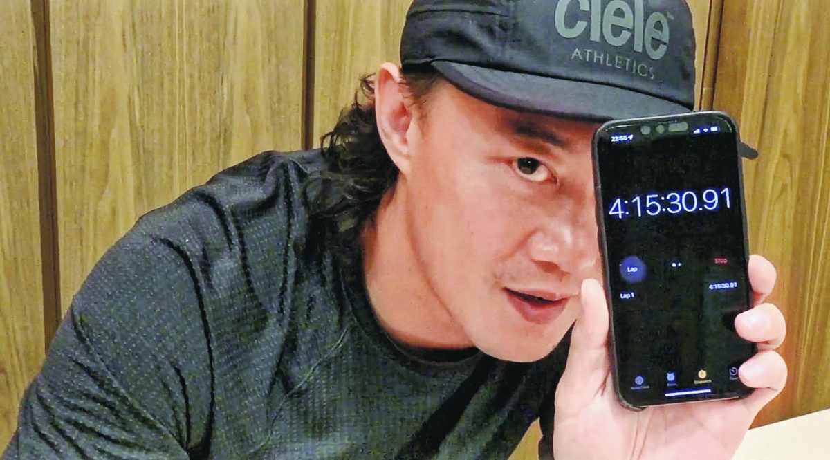 把电话号码写专辑上  陈奕迅哽咽求拍照