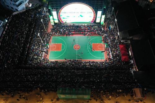 拚图两图)中国「村BA」总决赛 广东沙溪夺冠牵走一头牛