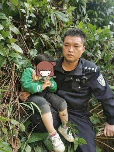 拚图两图)野猴捉走3岁女童放崖边树上 父母急求助民警