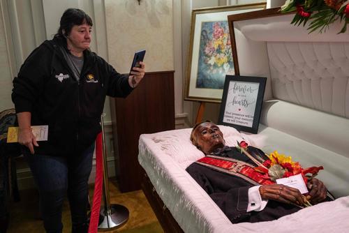 拚图)死后意外成木乃伊展览128年  美囚犯终下葬