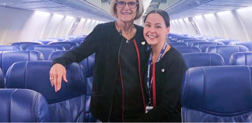 拼盘 祖孙一起当空姐 同班机一起抛笑弹