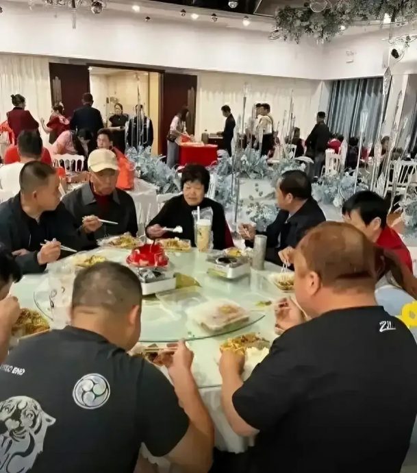 拼盘∕ 婚宴酒席惊见1人1份饭盒宾客傻眼 网酸：百年好盒