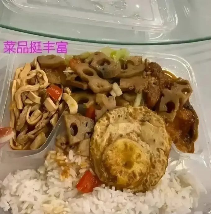 拼盘∕ 婚宴酒席惊见1人1份饭盒宾客傻眼 网酸：百年好盒