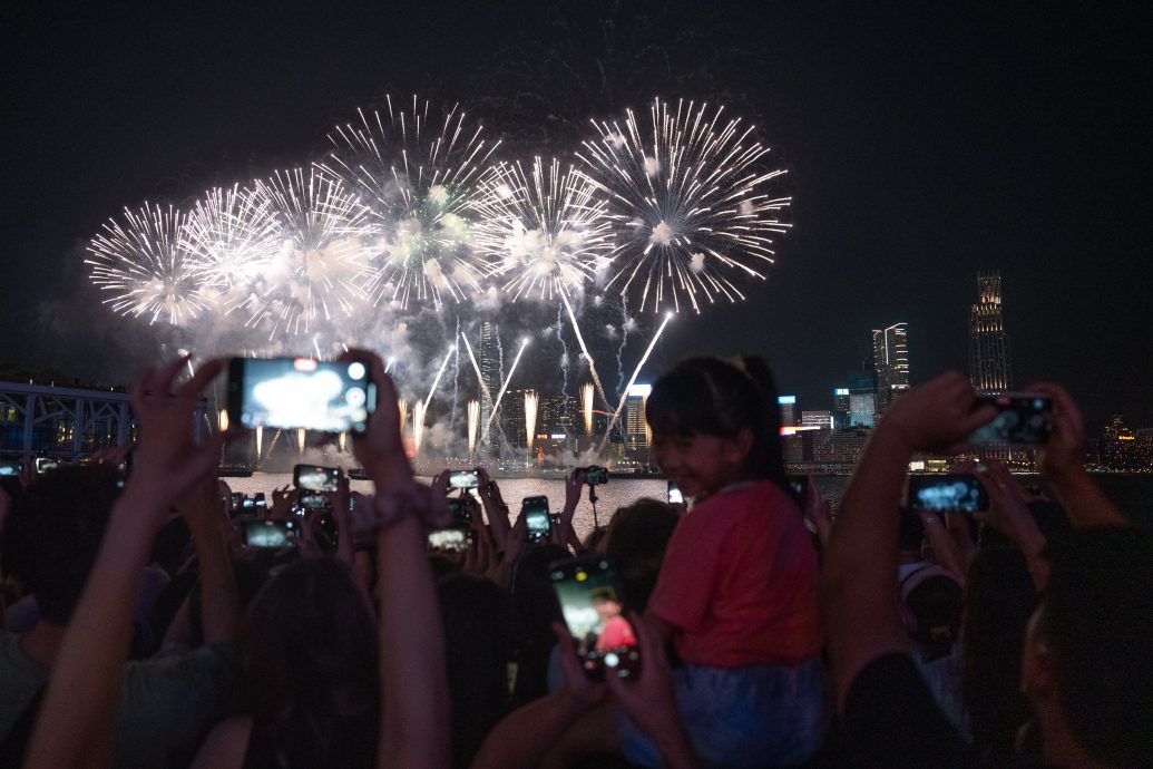 拼盘∕历时23分钟烟花秀 43万人维港两岸观赏国庆烟花