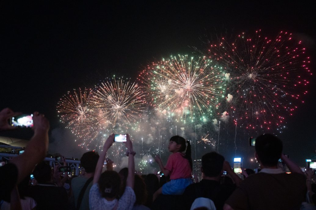 拼盘∕历时23分钟烟花秀 43万人维港两岸观赏国庆烟花