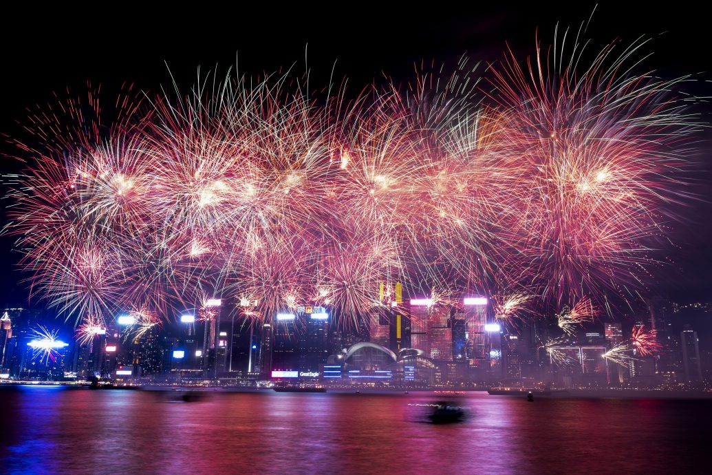拼盘∕历时23分钟烟花秀 43万人维港两岸观赏国庆烟花