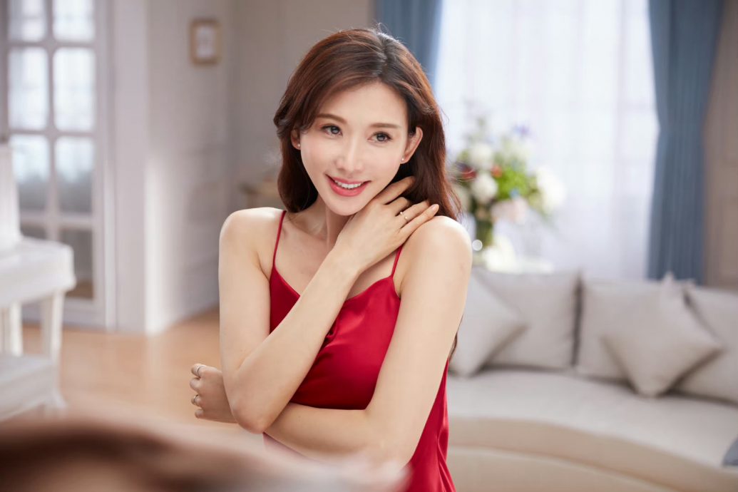 捧场疯马秀｜张嘉倪转发中国国庆文 网嘲“拿爱国洗白”