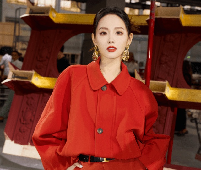 捧场疯马秀｜张嘉倪转发中国国庆文 网嘲“拿爱国洗白”