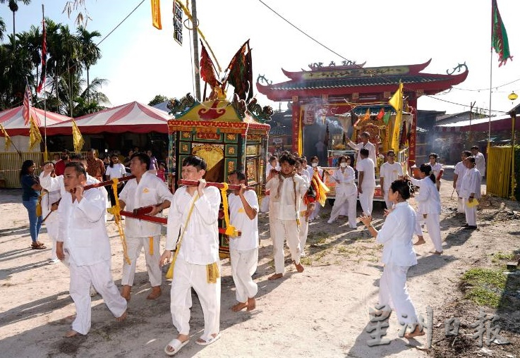 文冬新村五皇宫庆诞 复办出巡百人出游