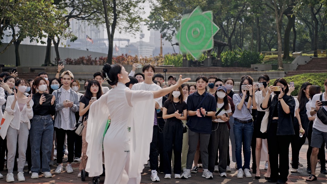 中国广西著名戏曲演员双峰塔快闪表演