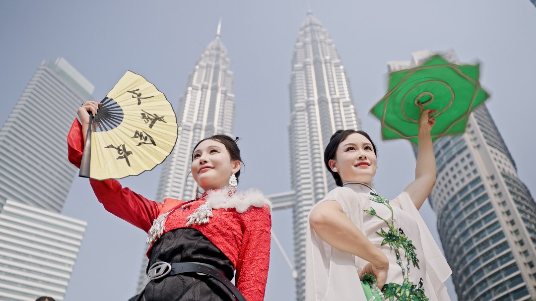 中国广西著名戏曲演员双峰塔快闪表演