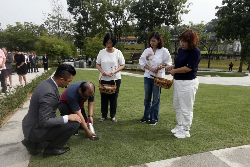 新闻专题/上篇/放下执念，把思念化作春泥