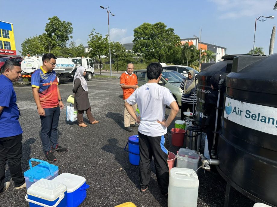 早报头///大都会/锡米山新村列入制水名单,但却没制水,白花2天时间储水