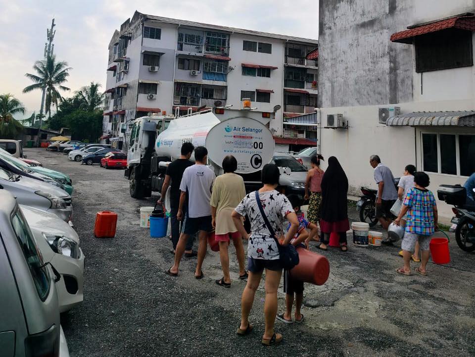 早报头///大都会/锡米山新村列入制水名单,但却没制水,白花2天时间储水