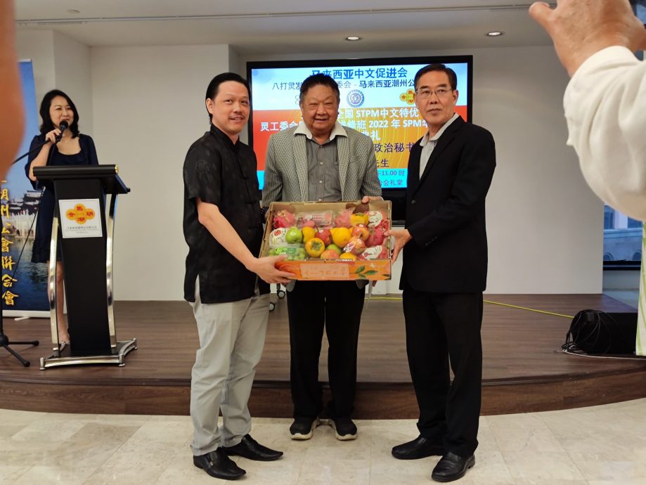 曾敏凯出席2022年全国STPM中文特优颁奖典礼