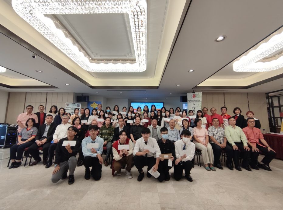 曾敏凯出席2022年全国STPM中文特优颁奖典礼