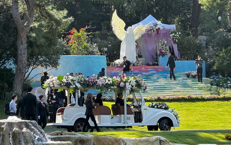 李玟与父同墓园长眠 设天使像遗爱人间