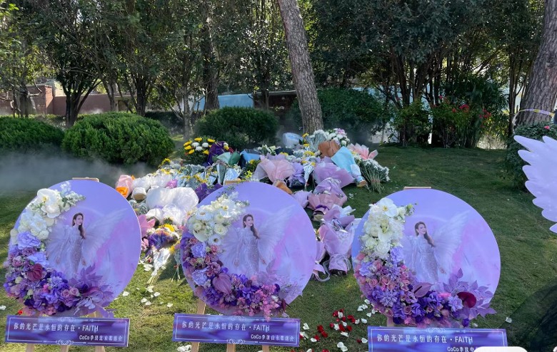 李玟与父同墓园长眠 设天使像遗爱人间