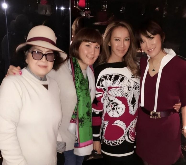 李玟长眠武汉墓园设纪念展 现场挂满粉紫色海报