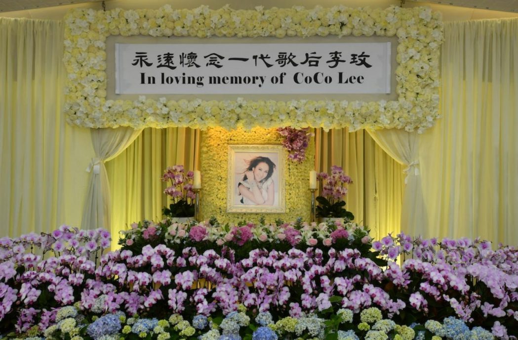 李玟长眠武汉墓园设纪念展 现场挂满粉紫色海报