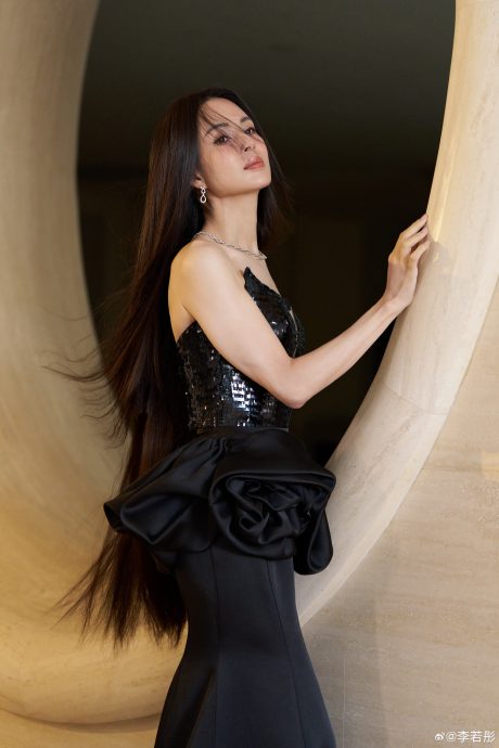 李若彤晒深V超诱人 驳长发遭嫌弃似“女鬼”