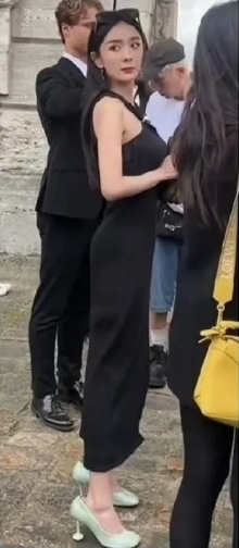 杨幂好囧! 鞋子太大差点飞出去