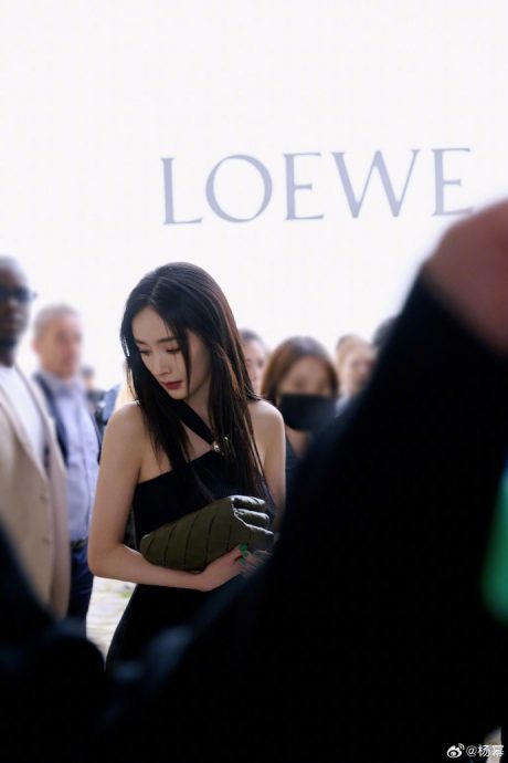 杨幂好囧! 鞋子太大差点飞出去