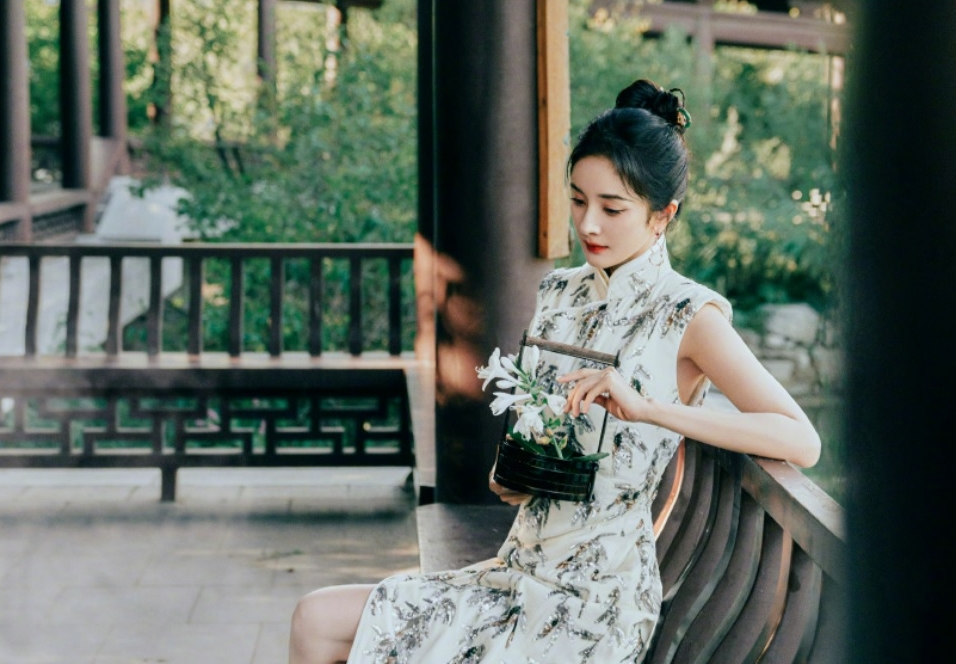 杨幂好囧! 鞋子太大差点飞出去