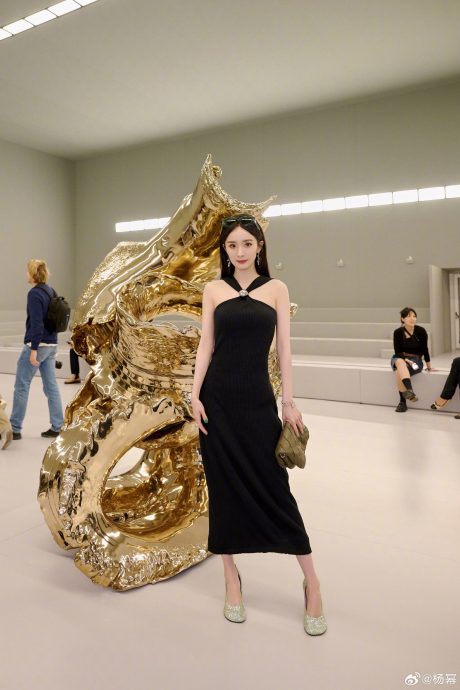 杨幂好囧! 鞋子太大差点飞出去