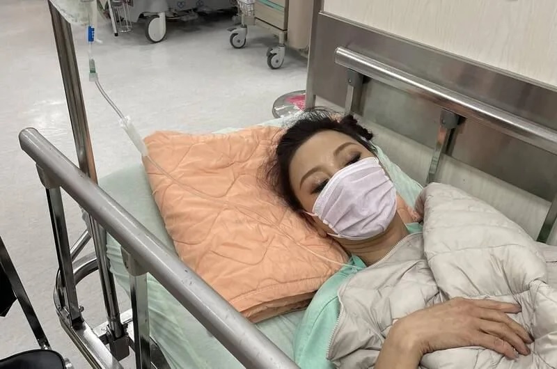 杨绣惠凌晨送急诊 胃痛到全身飙冷汗