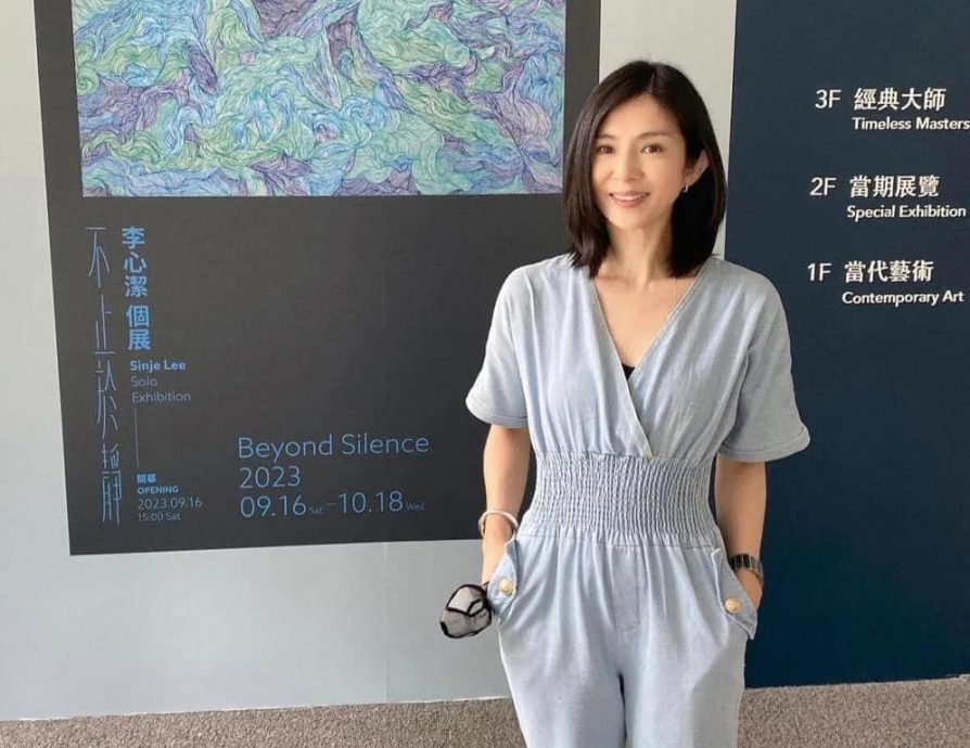 杨采妮悄打卡李心洁画展 喊话好友:想念你了