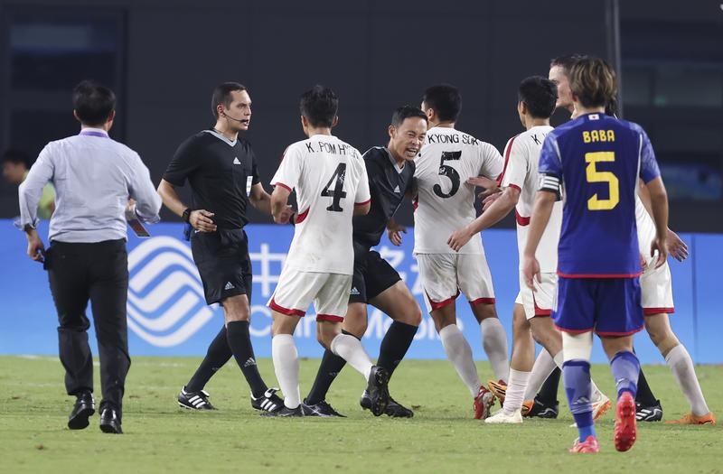 杭州亚运会足球赛| 向日本抢水喝 追着裁判来打 朝鲜队球品让人傻眼