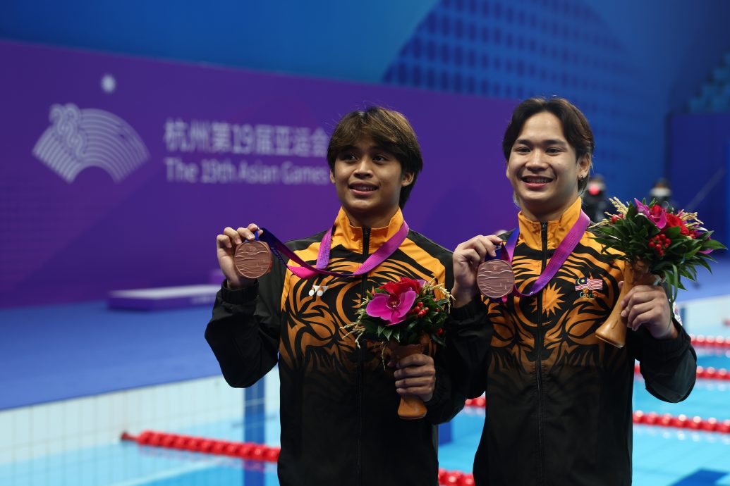 杭州亚运会跳水赛|克服小腿肌肉抽筋痛楚 恩里克携贝特兰跳出铜牌