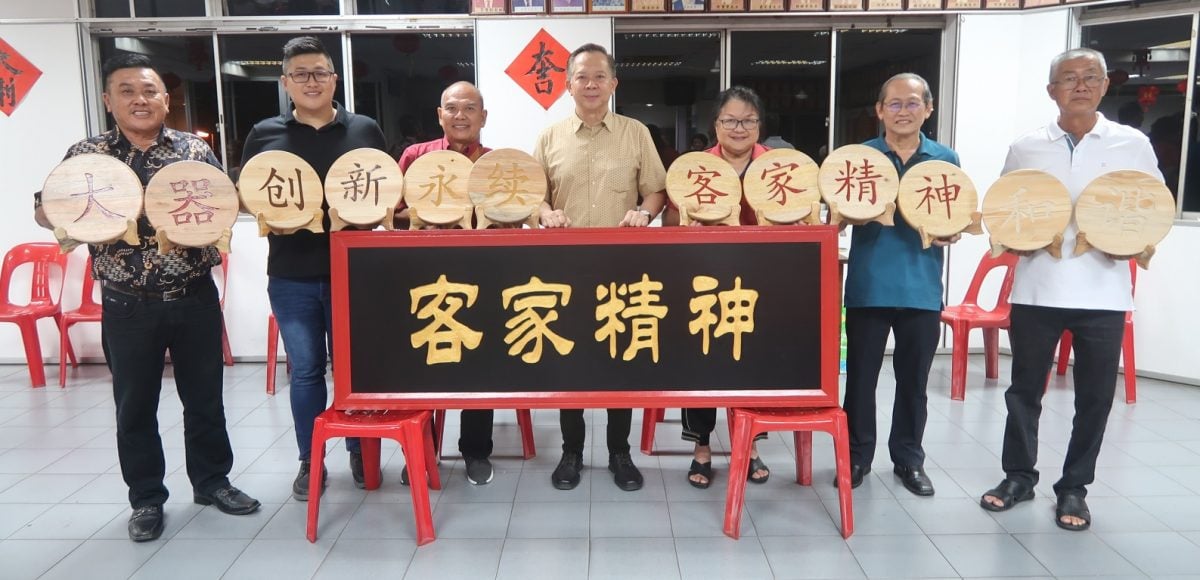 柔︰木匠废板制牌匾义卖,昔客家公会理事购买,为昔洗肾中心筹7016令吉