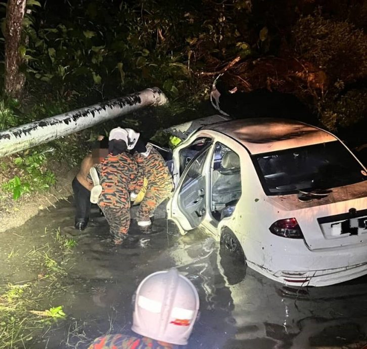 柔: 6人外出车失控撞入沟 5人自行脱险,1人被救出
