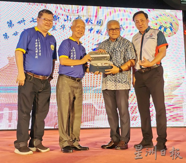 柔: 新山 昔加末同步举行 万盏华灯庆中秋意义非凡