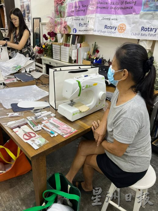 柔：【特稿】：柔佛海景扶轮社为单亲妈妈举办手作坊 协助自我增值及谋生技能