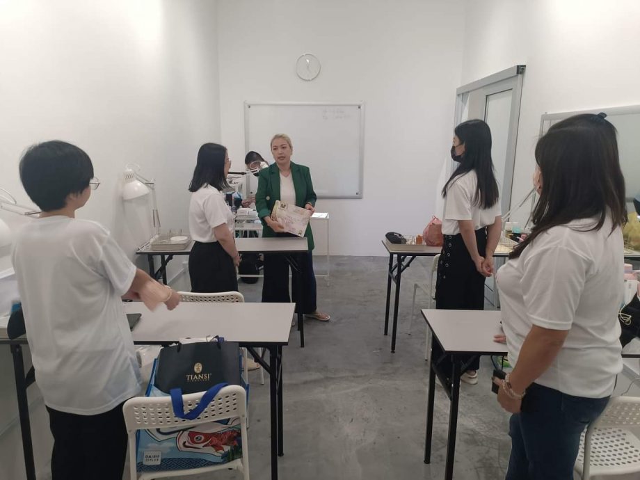 今日面谱:崇尚终身学习的美甲师王羿惠