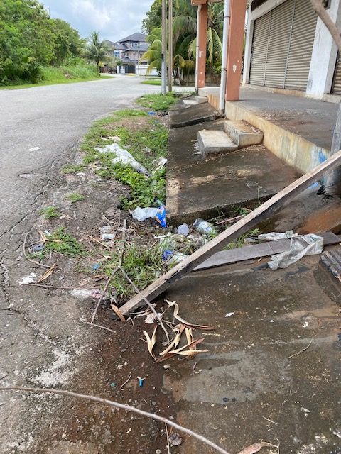 柔:店前路面地陷,店主怨失客源