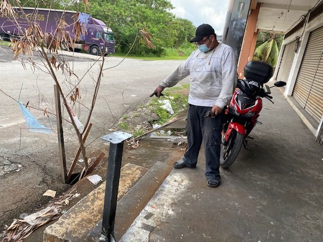 柔:店前路面地陷,店主怨失客源