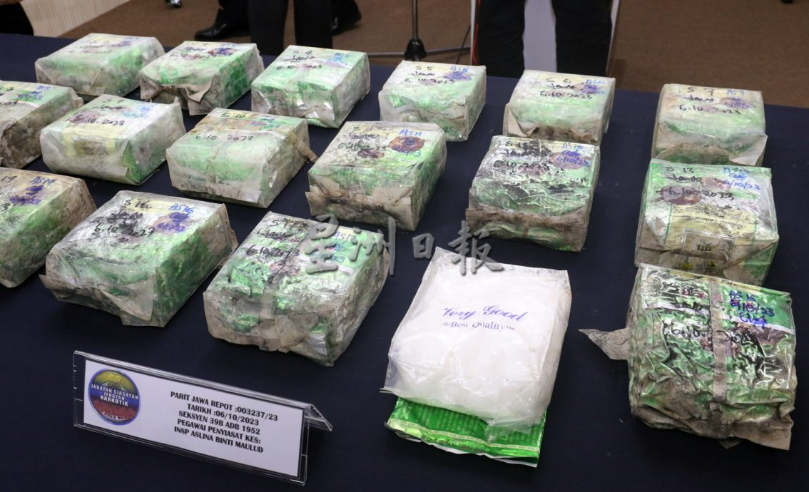 柔:新闻: 逾65万毒品弃沼泽地 警方依线索寻获充公