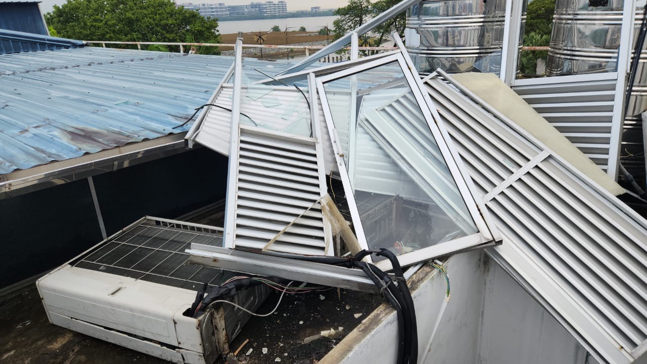 柔:新闻:午后雷电交加大风大雨 新山市区多处面目非