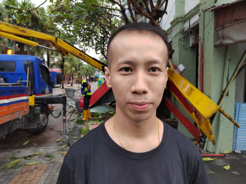 柔:新闻:午后雷电交加大风大雨 新山市区多处面目非